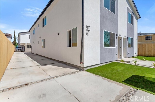 Building Photo - 703 W 80th St