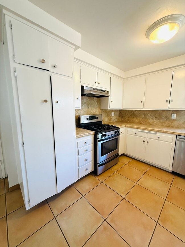 Building Photo - charming single-story 3-bedroom, 2-bathroo...