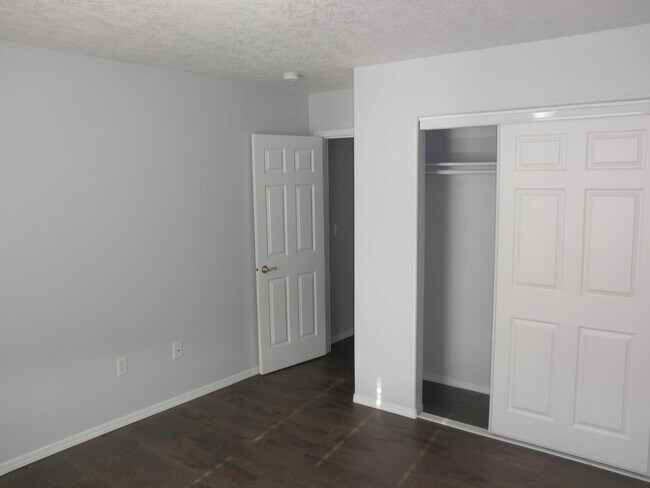 Building Photo - Extra features