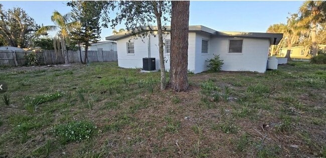 Building Photo - 1634 Banyan Dr