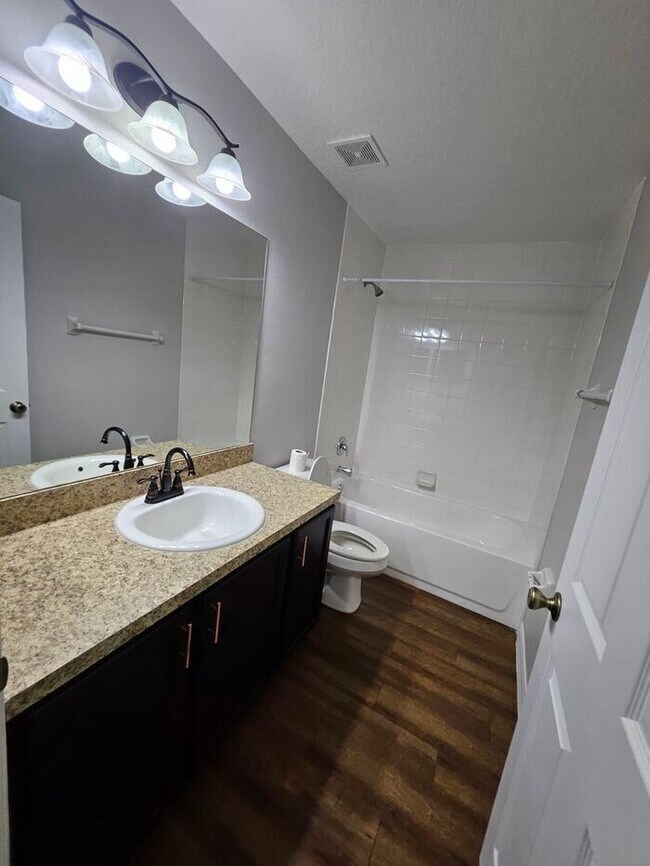 Building Photo - Beautiful Townhome in St Cloud !
