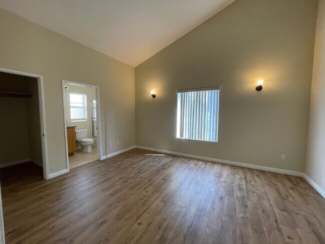 Building Photo - 13806 Vanowen St