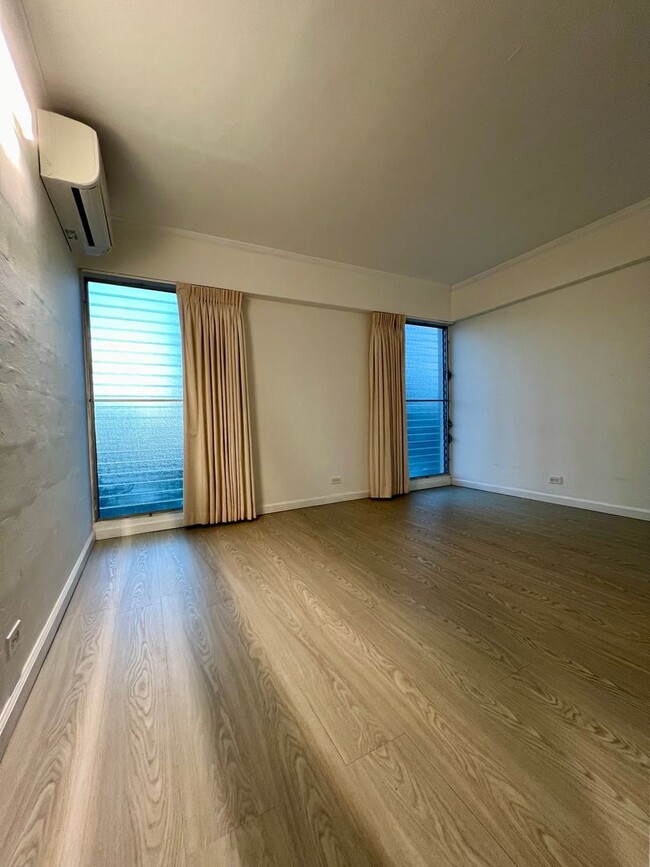 Building Photo - Spacious 1Bed 1Bath 1Parking Stall With La...