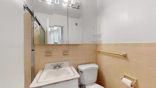 Building Photo - 2942 W 5th St