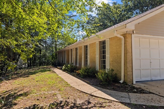 Building Photo - Rare Fully Renovated Center Point Home