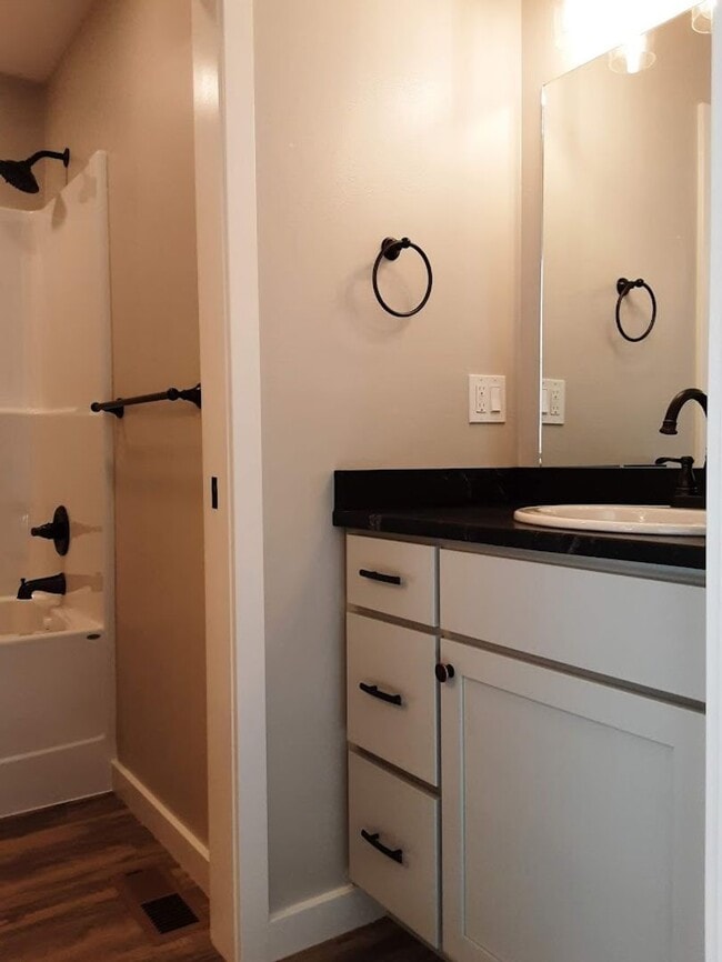 Building Photo - 2 BED/ 1.5 BATH TOWNHOME