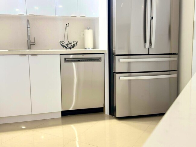 Building Photo - 999 Brickell Bay Dr