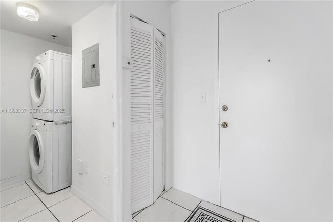 Building Photo - 2642 Collins Ave