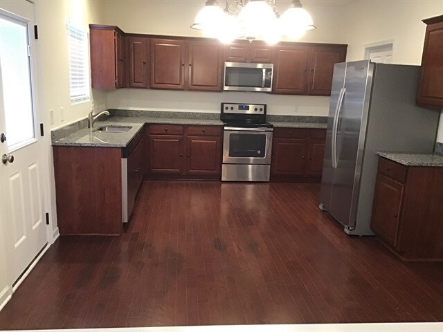 Building Photo - 708 White Oak Dr