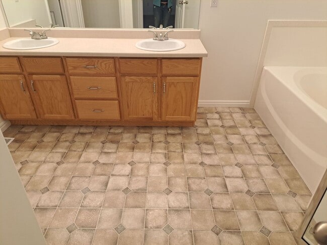 Building Photo - End unit townhome with basement suite!! Ask for move in promotion!