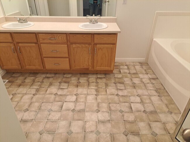 Building Photo - End unit townhome with basement suite!!