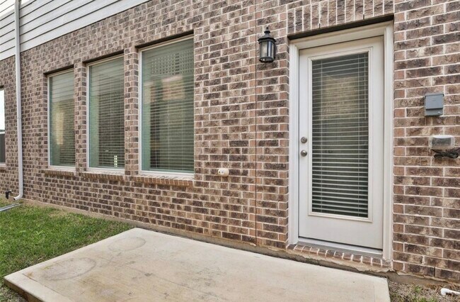 Building Photo - 2206 Bridgeport Path Dr