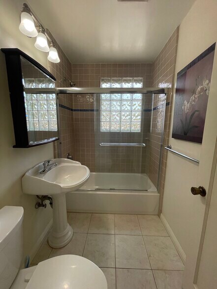 Guest bath - 14901 Nelson Way