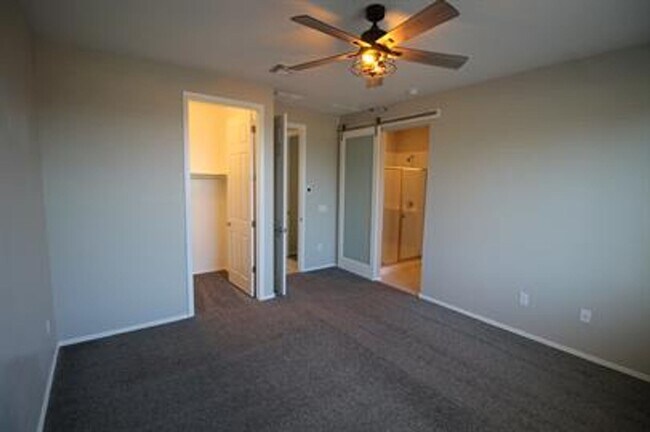 Building Photo - Desirable La Estancia Neighboorhood
