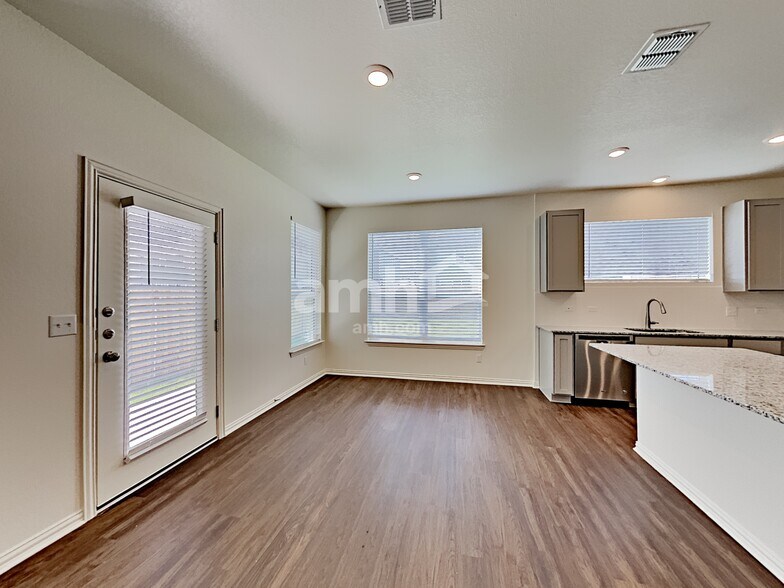 Building Photo - 2725 Lillybrook Ln