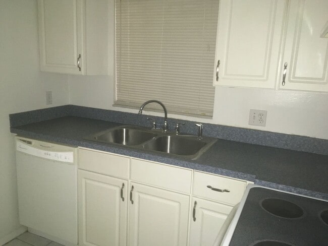 Building Photo - Central Orlando ground floor condo in gate...
