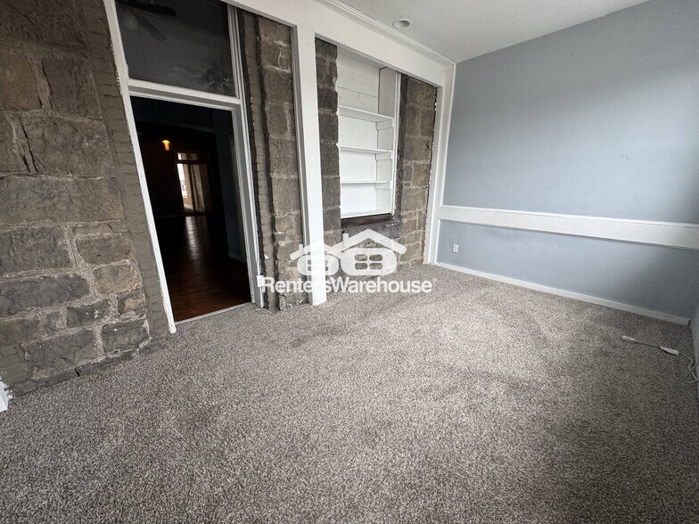 Building Photo - 105 2nd St E