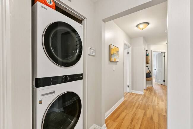 Building Photo - 3 bed 2.5  bath in the Heart of Mission Beach