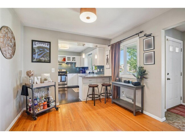 Building Photo - 901 W 61st St