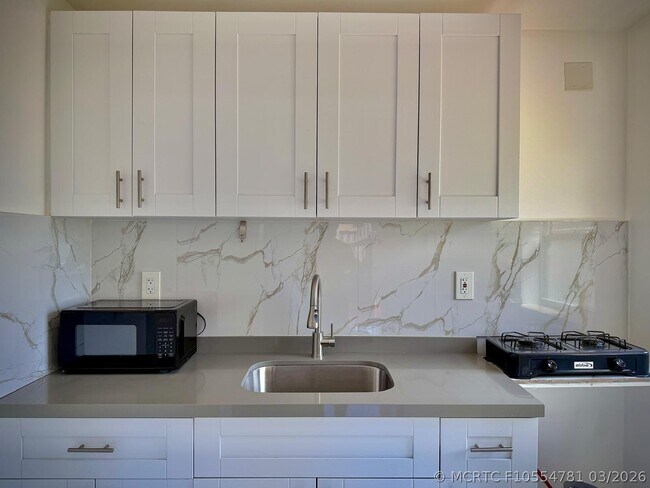 Building Photo - 707 NE 15th St