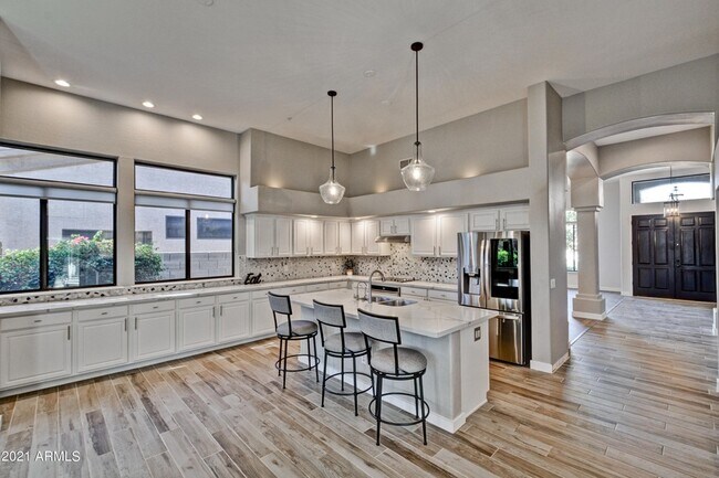 Building Photo - 13059 E Poinsettia Dr