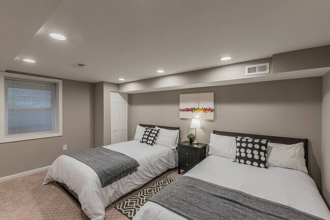 Building Photo - 3277 Montrose Ave