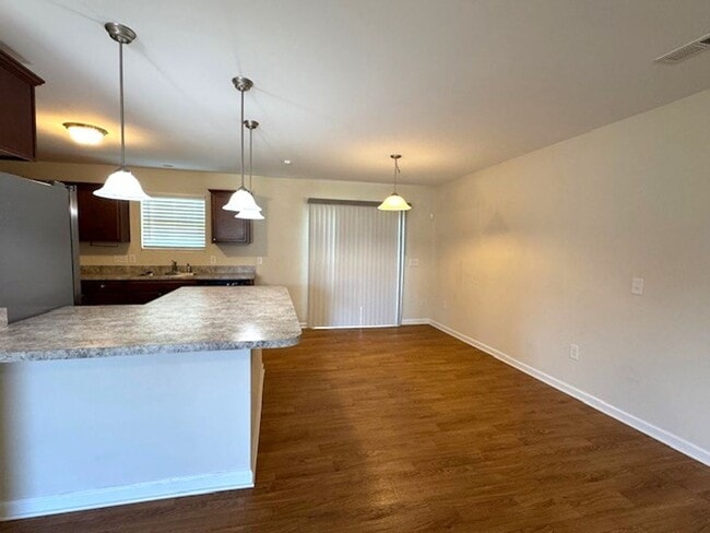 Building Photo - ~~~~~~~~ Park Place Townhomes ~~~~~~~ Pretty 3 bedroom 2.5 bath unit~~~~~