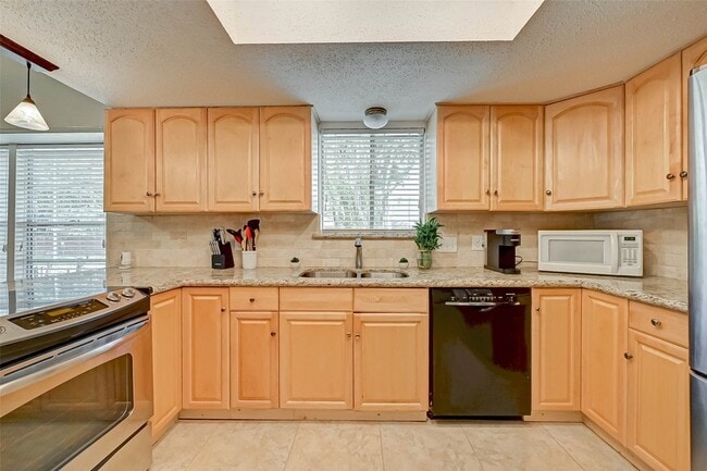 Building Photo - 16355 Sierra Grande Dr