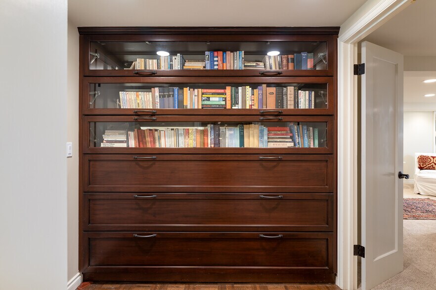 Building Photo - 2744 SW Sherwood Dr