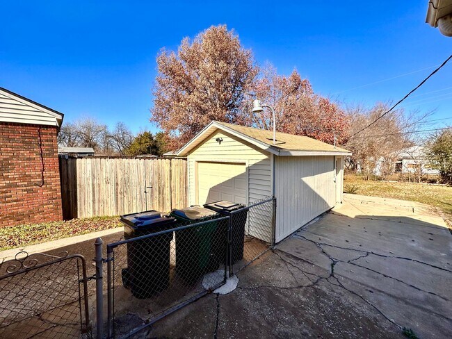Building Photo - For Rent – Charming NW OKC Home with Solar Panels & Huge Backyard - Move in Deposit-Free (If Qual...
