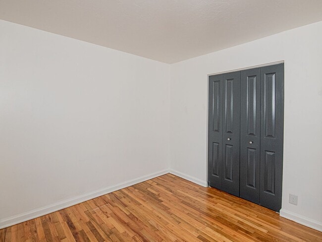 Building Photo - $500 off 1st month! Adorable 3-bdrm/1-bath in Kenton. Hardwoods, deck, W/D, huge fenced backyard,...