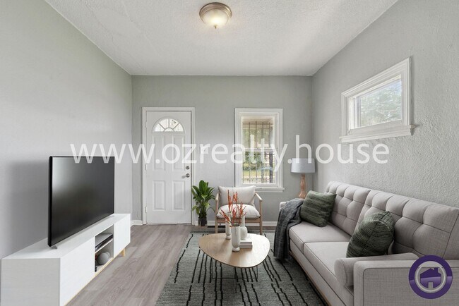 Building Photo - Cozy Two-Bedroom Home with Fresh Updates a...