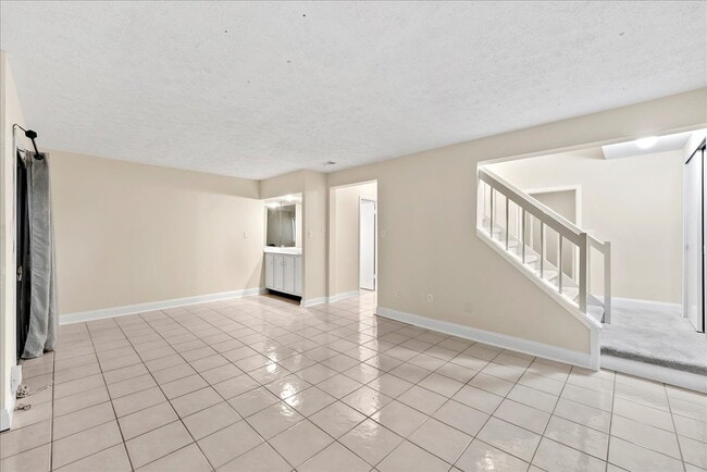 Building Photo - "Luxurious Reston Retreat: Spacious 2400 S...