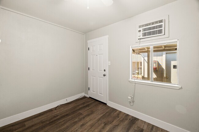 Building Photo - 946 Cherry St