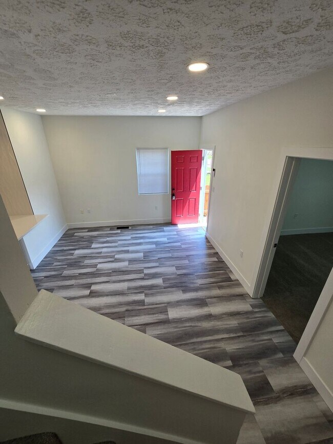 Building Photo - 3 BEDROOM SINGLE FAMILY HOME