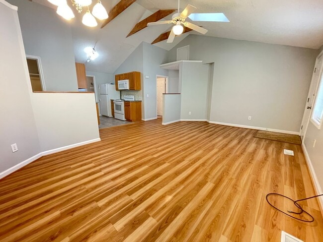 Building Photo - Great location! 4br house w/ parking, large rooms within walking distance to UNC Campus!