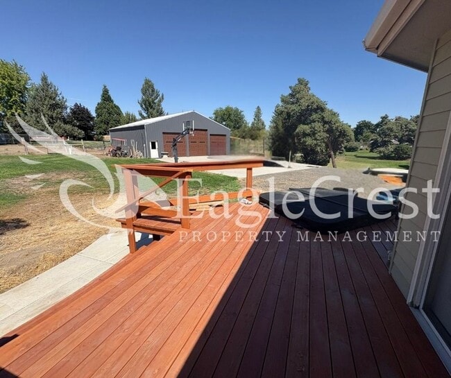 Building Photo - Beautiful Five Bedroom Home with Acreage