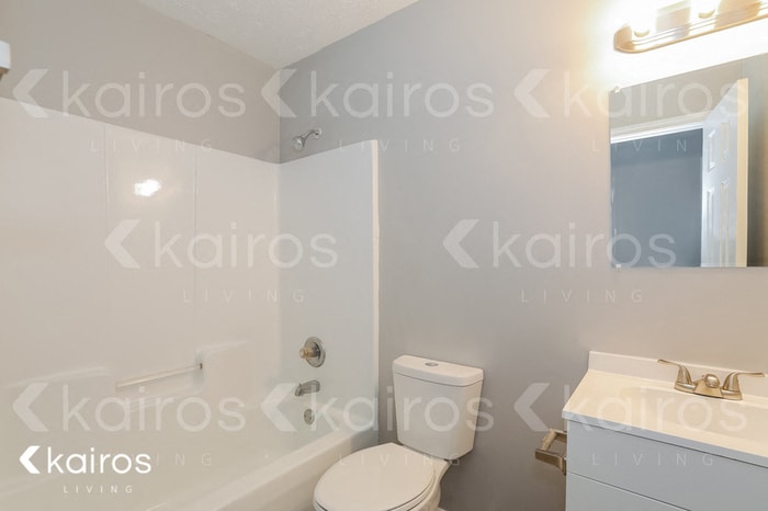 Building Photo - 415 Deer Park Dr
