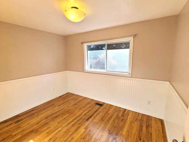 Building Photo - Charming 3Bd/2Ba Kirkland Home with Huge Yard!
