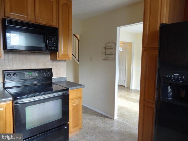 Building Photo - 2074 Lake Grove Ln