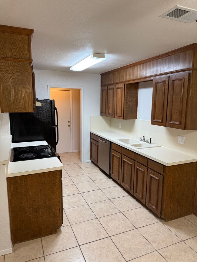 Building Photo - Affordable & Charming 2/1 Move in NOW!!!