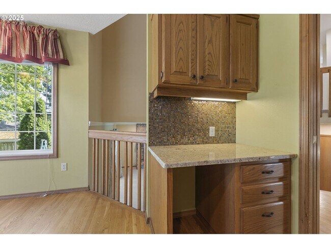 Building Photo - 3-Bedroom Home with Granite Kitchen, Family Room & Private Deck