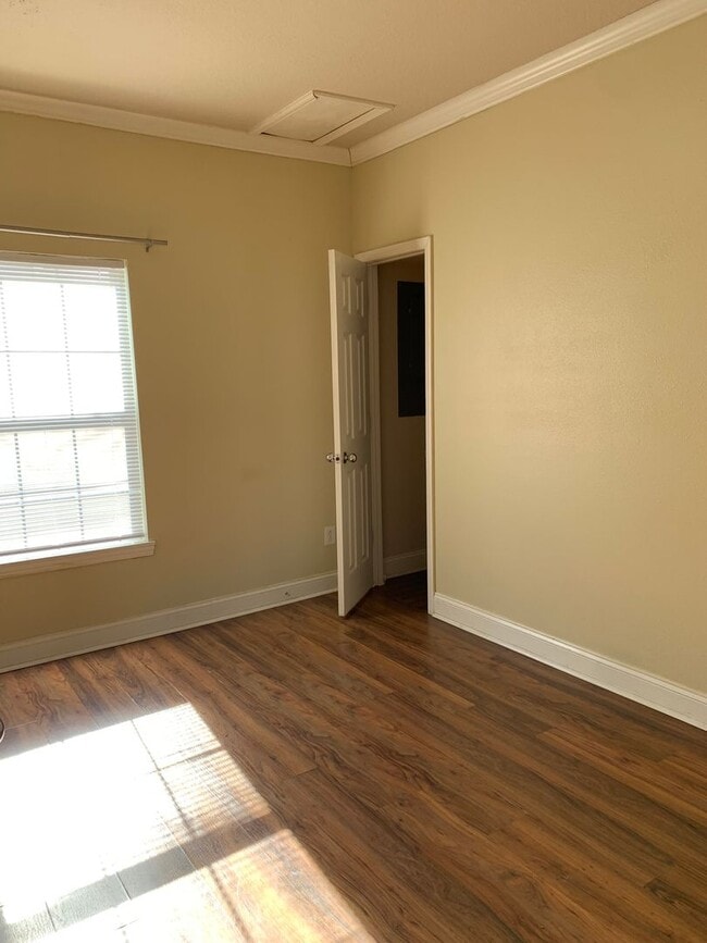 Building Photo - Adorable home in Joplin! 2 bedroom, 1 bathroom home with large living space, carport, and applian...