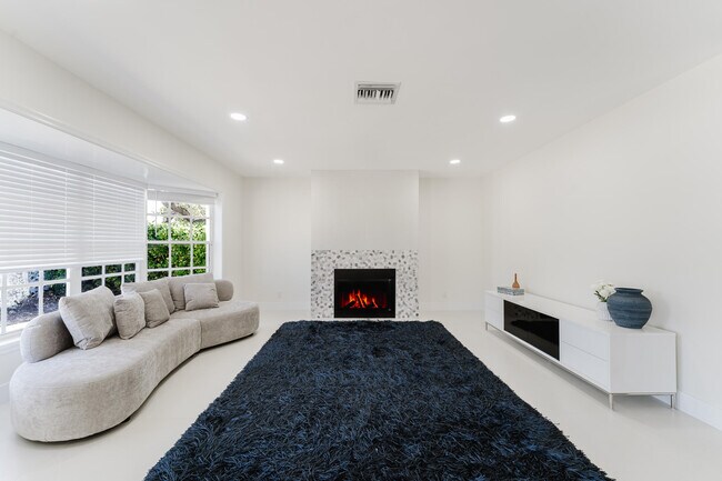 Building Photo - 3199 NE 6th Dr