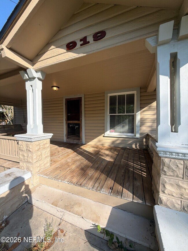 Building Photo - 919 Maynard St