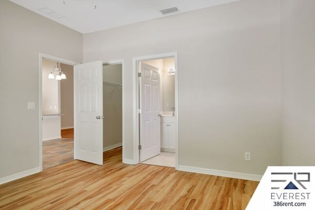 Building Photo - 27 Raintree Pl