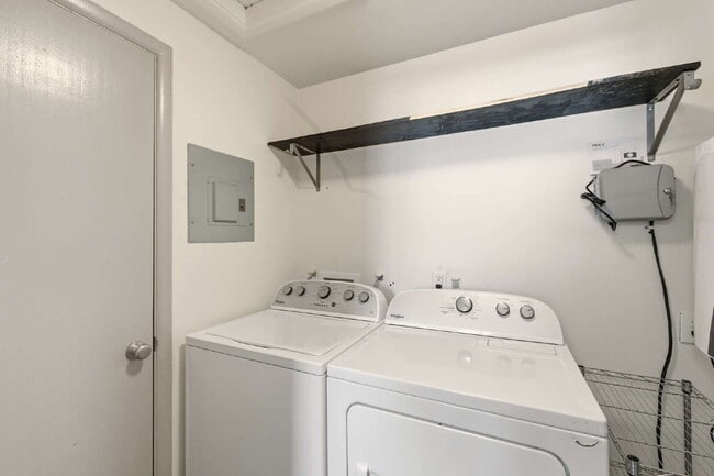 Building Photo - Remodeled 2 Bed 1 Bath in Park Hill!
