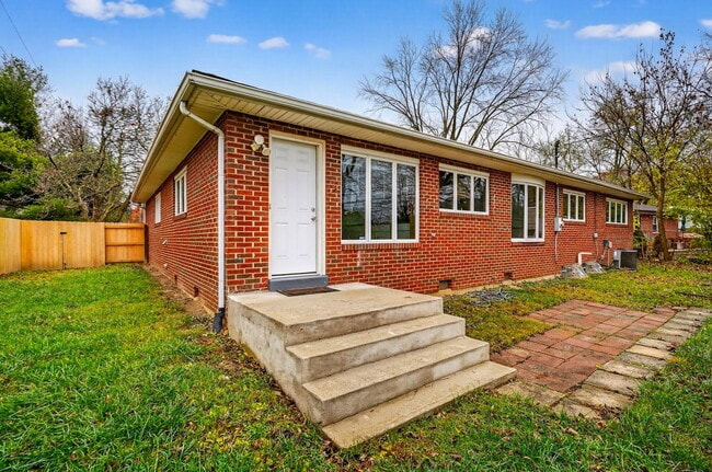 Building Photo - 3637 Sunset Dr