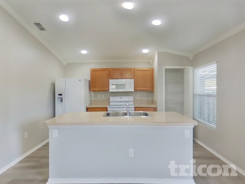 Building Photo - 11931 Alexandra Dr