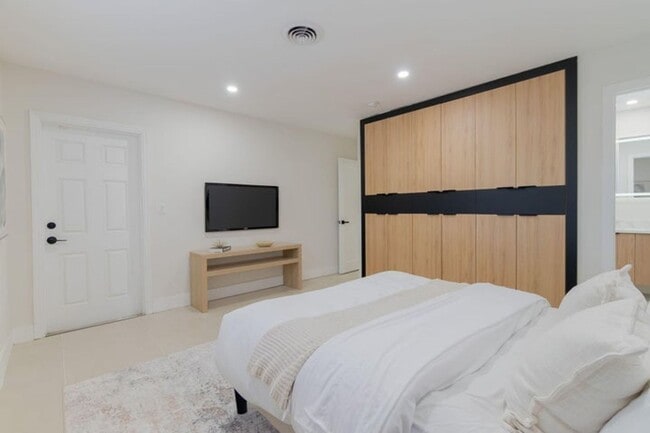 Building Photo - 4330 NE 13th Ave